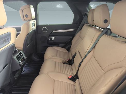 Used 2025 Land Rover Discovery Dynamic SE image 21