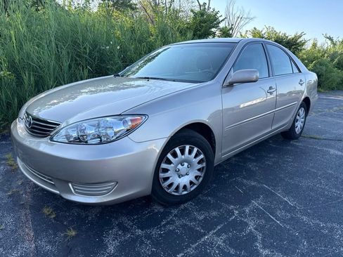 Used 2005 Toyota Camry LE FWD image 1
