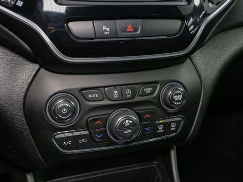 Used 2019 Jeep Cherokee Limited AWD/4WD image 28