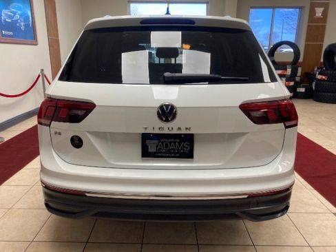 Used 2023 Volkswagen Tiguan SE w/ Panoramic Sunroof Package image 6