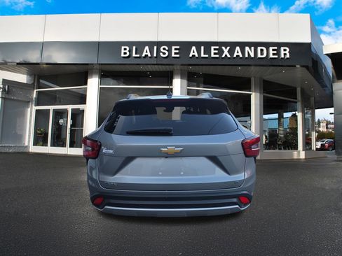 Used 2024 Chevrolet Trax LT w/ LT Convenience Package image 6