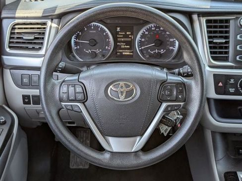 Used 2019 Toyota Highlander LE image 14