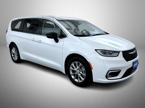 Certified 2026 Chrysler Pacifica Limited FWD image 3
