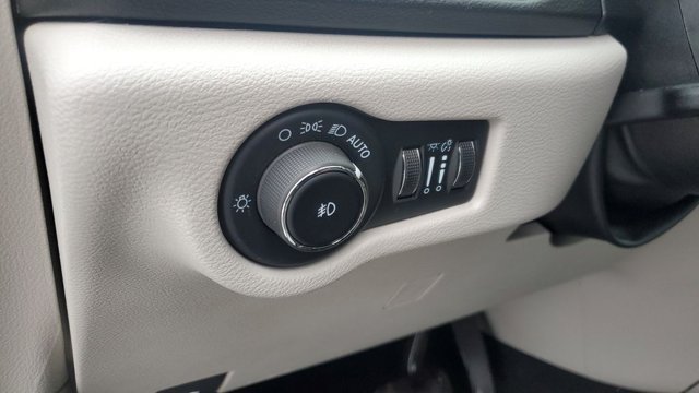 Used 2024 Chrysler Pacifica Touring-L FWD image 9