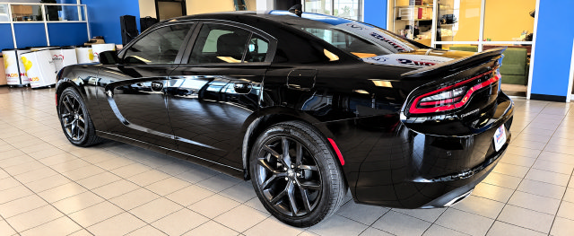 Used 2022 Dodge Charger SXT w/ Blacktop Package RWD image 3