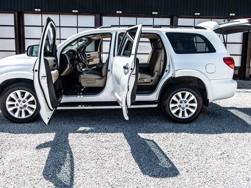 Used 2014 Toyota Sequoia Platinum AWD/4WD image 17