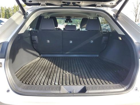 Used 2022 Toyota Venza LE image 8