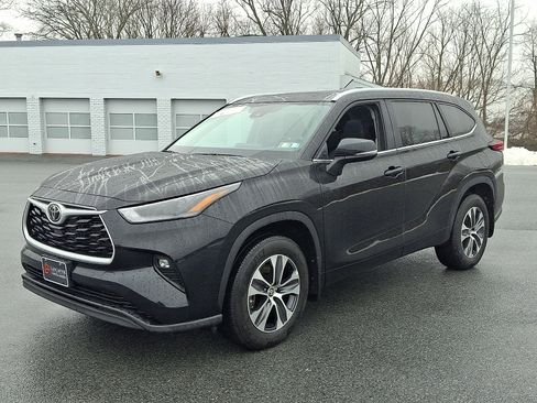 Used 2025 Toyota Highlander XLE image 3