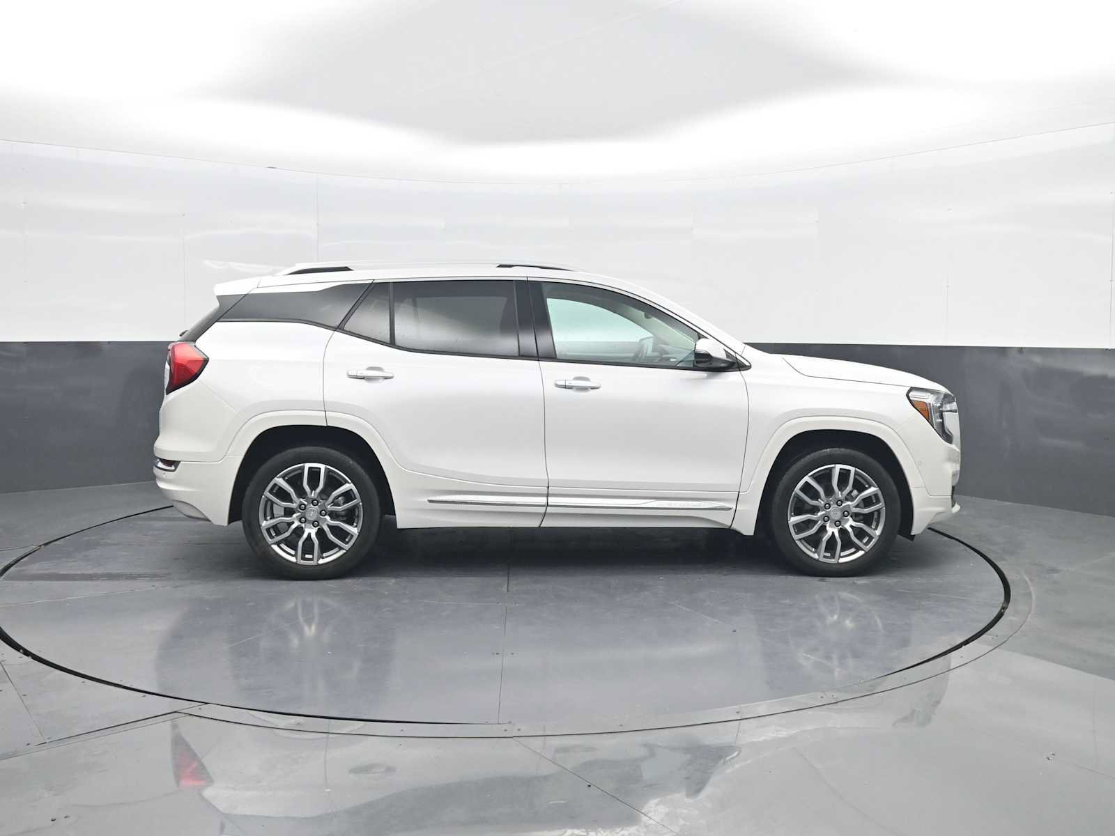 Used 2024 GMC Terrain Denali w/ Denali Premium Package AWD/4WD image 9