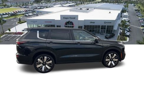 Used 2025 Mitsubishi Outlander SE image 11