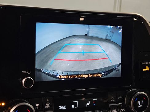 Used 2024 Toyota Highlander XLE image 31