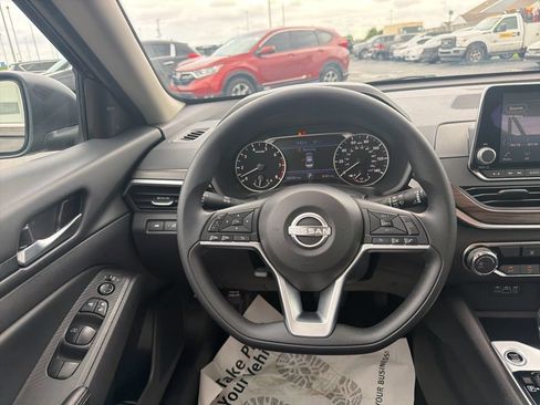 Used 2025 Nissan Altima 2.5 SV FWD image 19