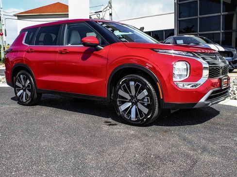 Used 2025 Mitsubishi Outlander SE AWD/4WD image 3