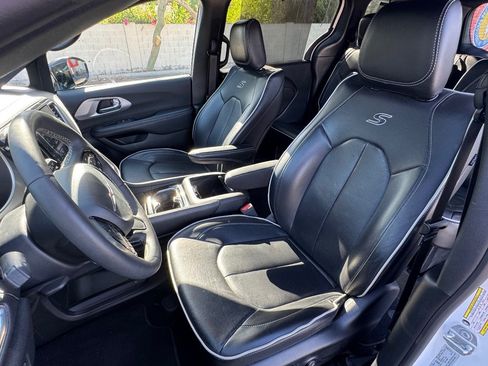 Used 2025 Chrysler Pacifica Limited FWD image 15
