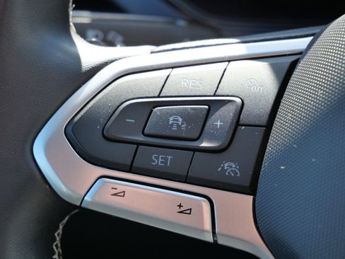 Certified 2022 Volkswagen Taos SE image 33