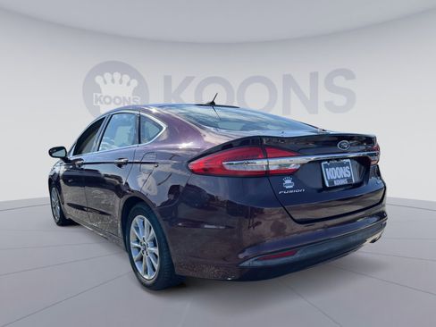 Used 2017 Ford Fusion SE w/ Fusion SE Technology Package image 4