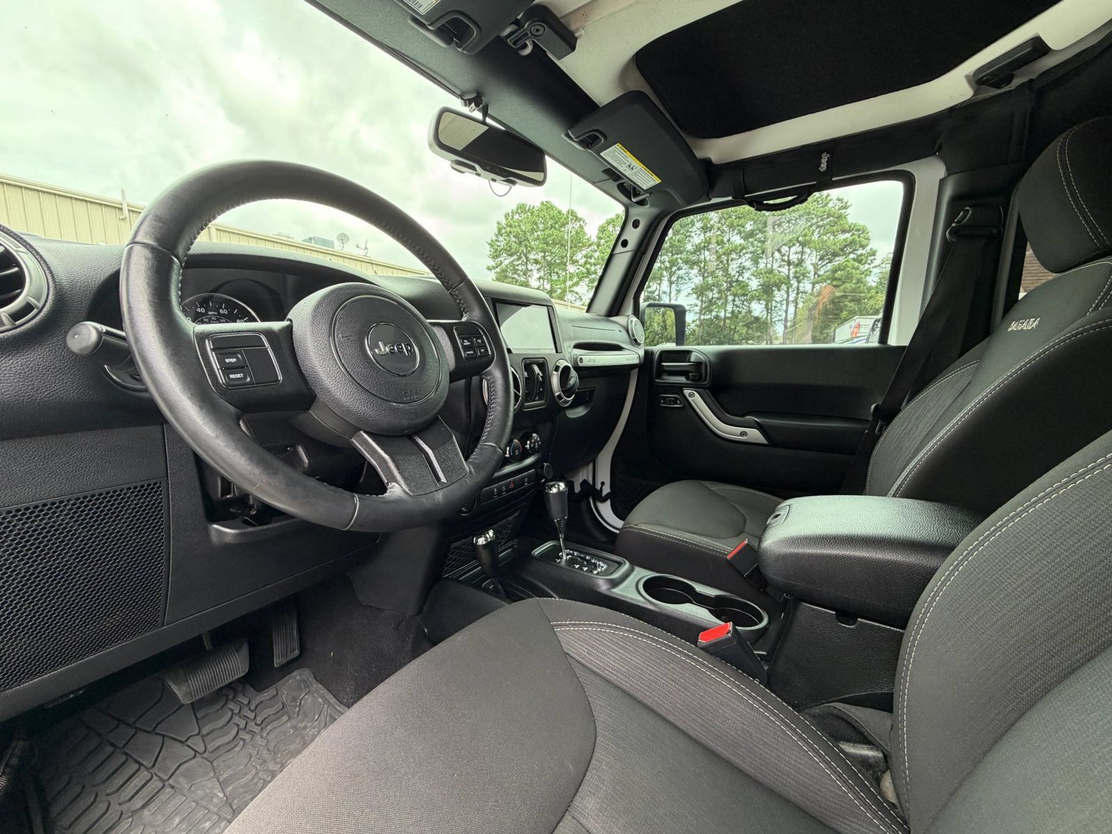 Used 2018 Jeep Wrangler Unlimited Sahara AWD/4WD image 10