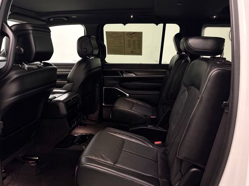Used 2023 Jeep Wagoneer Series III w/ Premium Group I AWD/4WD image 21
