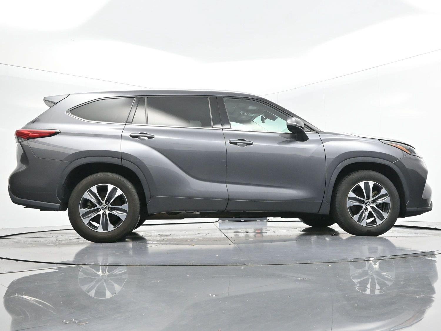 Used 2022 Toyota Highlander XLE FWD image 59