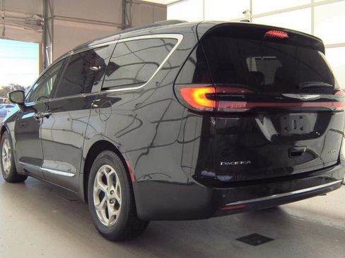 Used 2023 Chrysler Pacifica Limited image 5