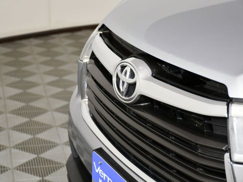 Used 2016 Toyota Highlander XLE image 11