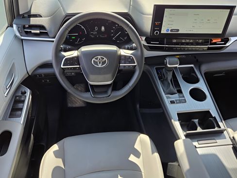 Certified 2025 Toyota Sienna XLE FWD image 12