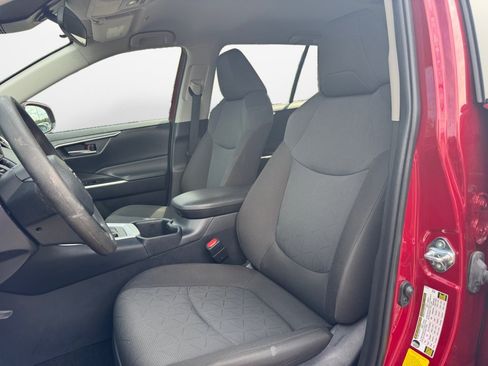 Used 2025 Toyota RAV4 XLE FWD image 9