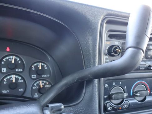 Used 1999 Chevrolet Silverado 2500 LS w/ Firm Ride Suspension Pkg AWD/4WD image 24