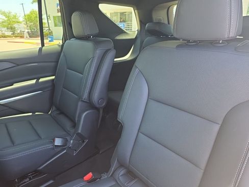 Used 2025 Chevrolet Traverse LT FWD image 23