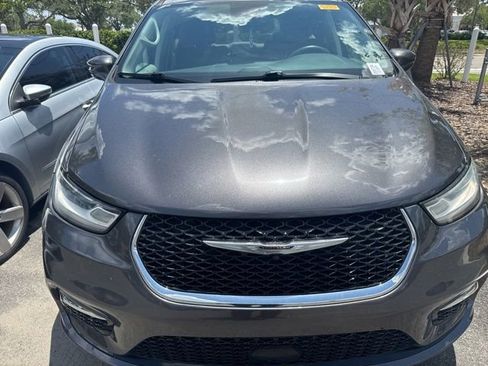 Used 2021 Chrysler Pacifica Touring FWD image 19