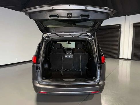 Used 2018 Chrysler Pacifica Touring Plus w/ S Appearance Package FWD image 13