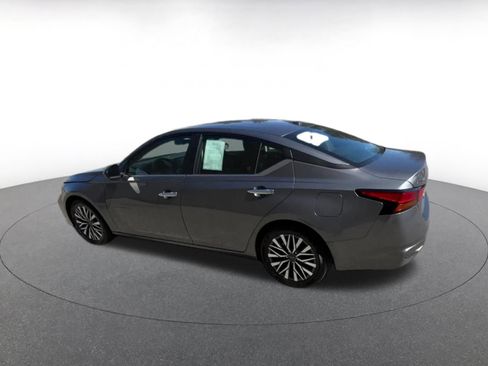 Used 2025 Nissan Altima 2.5 SV image 10