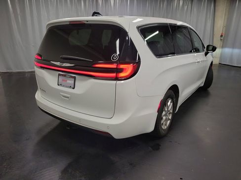 Used 2024 Chrysler Pacifica Touring FWD image 8