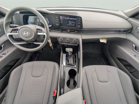 Certified 2025 Hyundai Elantra SE FWD image 12
