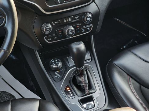 Used 2019 Jeep Cherokee Trailhawk w/ Cold Weather Group AWD/4WD image 14