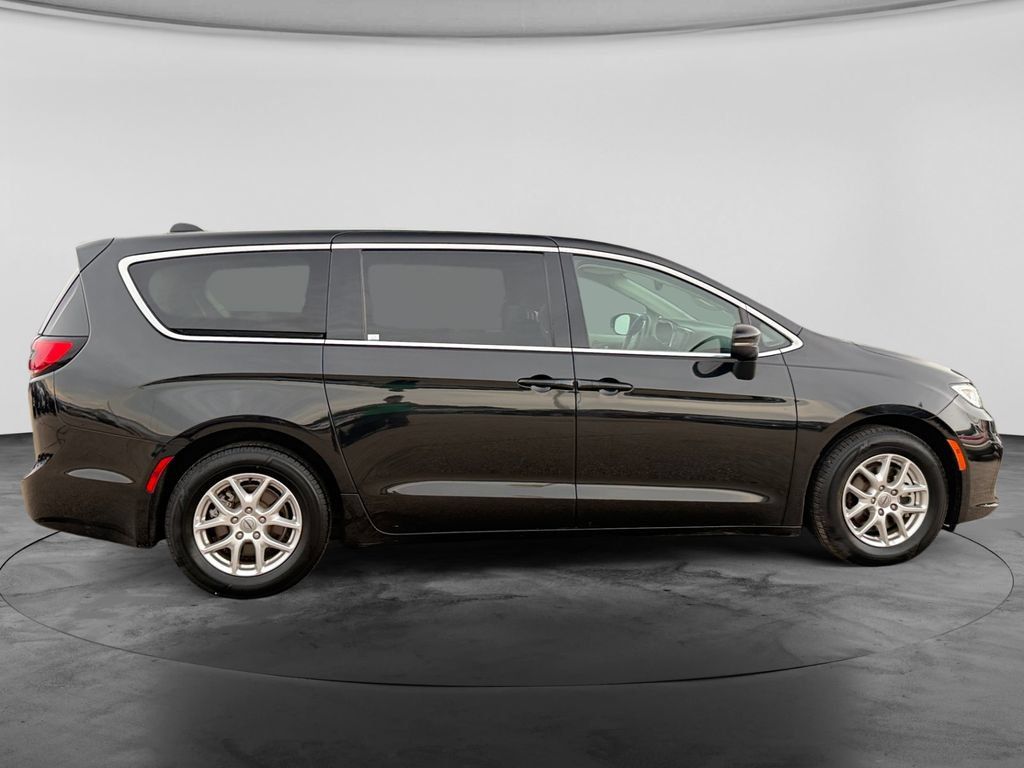 Used 2023 Chrysler Pacifica Touring-L FWD image 11