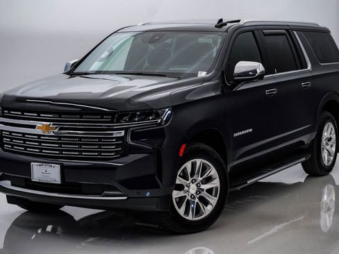 Used 2022 Chevrolet Suburban Premier w/ Premium Package AWD/4WD image 3