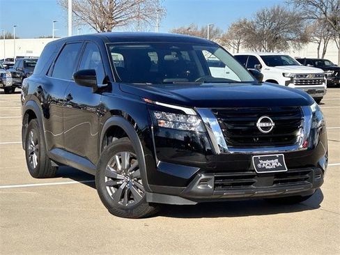 Used 2024 Nissan Pathfinder S image 2