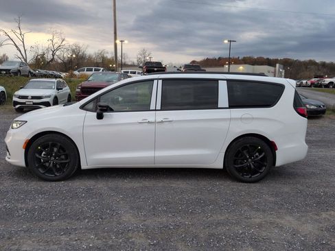 New 2026 Chrysler Pacifica Select w/ S Appearance Package image 5