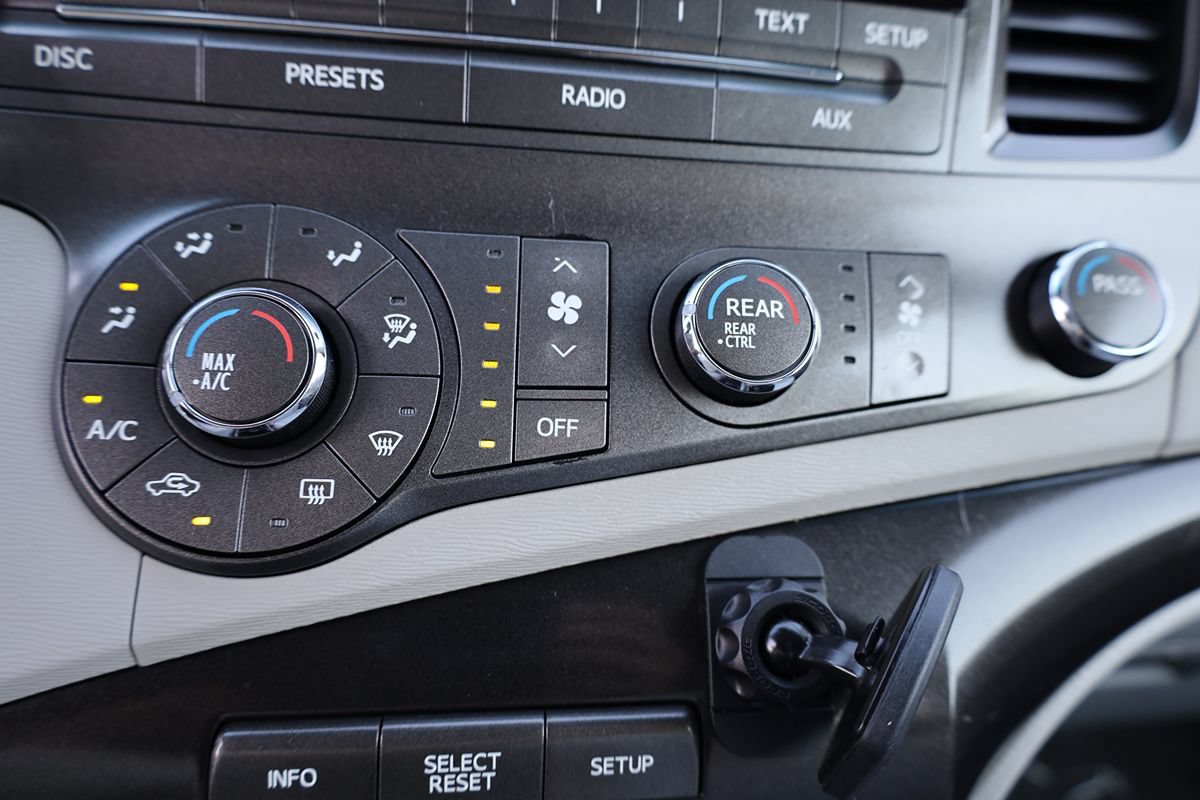 Used 2011 Toyota Sienna LE AWD/4WD image 28