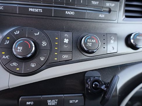 Used 2011 Toyota Sienna LE AWD/4WD image 28