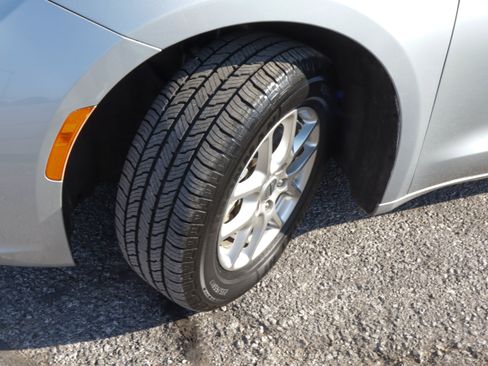 Used 2023 Chrysler Pacifica Touring-L FWD image 19