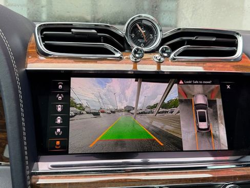 Used 2021 Bentley Bentayga AWD/4WD image 20