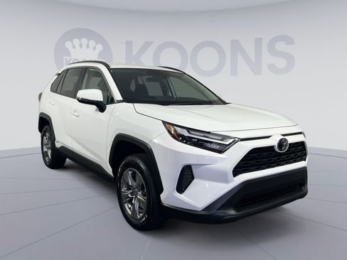 Used 2025 Toyota RAV4 XLE AWD/4WD image 2