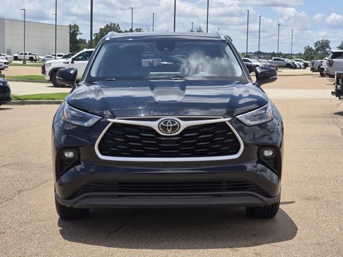 Used 2021 Toyota Highlander XLE FWD image 2