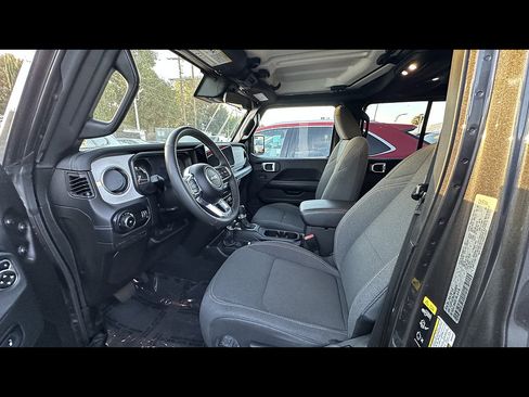 Used 2025 Jeep Wrangler Unlimited Sahara AWD/4WD image 5