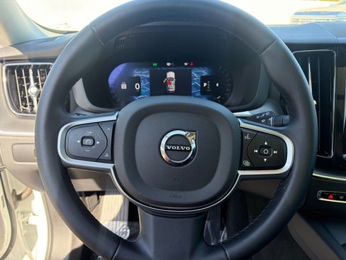 Used 2025 Volvo XC60 B5 Core AWD/4WD image 9