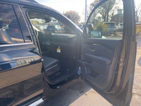 New 2025 Honda Pilot Touring image 12