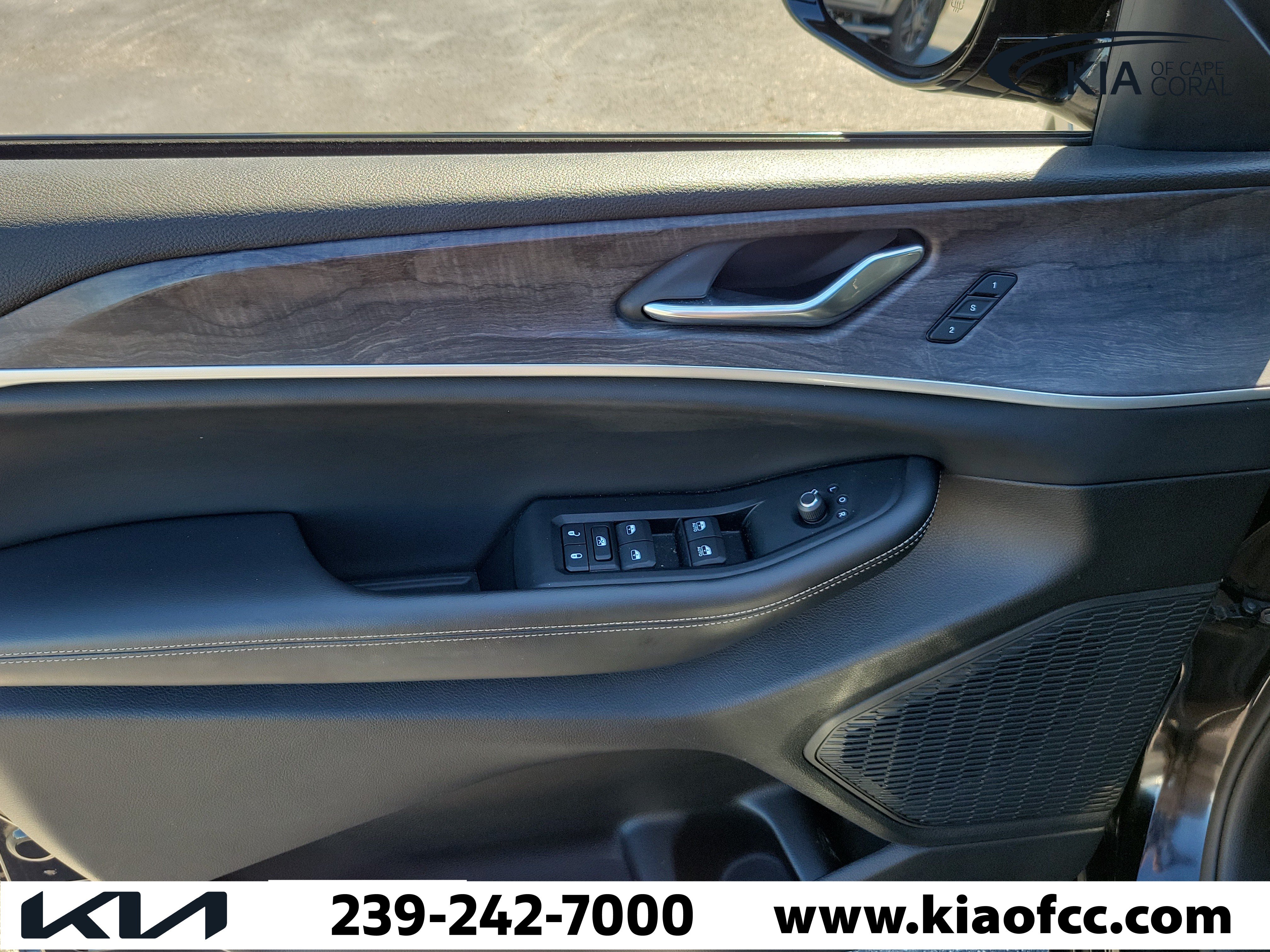 Used 2024 Jeep Grand Cherokee Limited w/ Black Appearance Package AWD/4WD image 24
