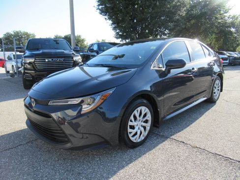 Used 2025 Toyota Corolla LE FWD image 3
